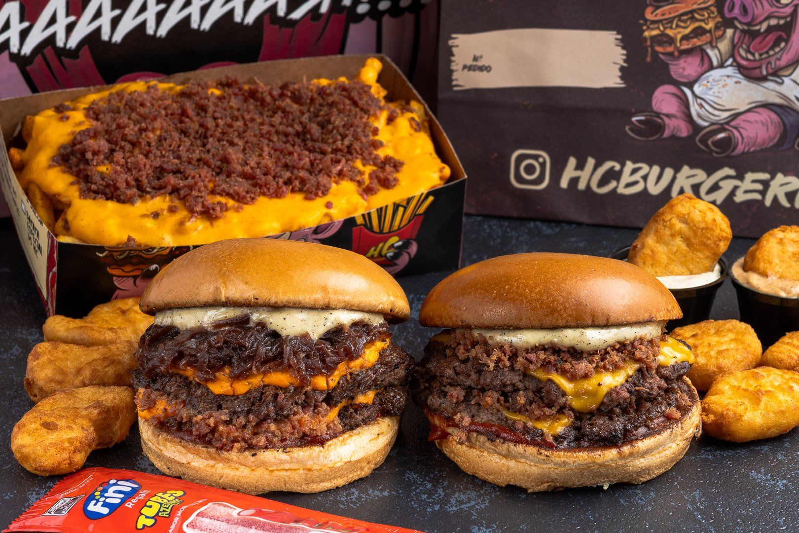 Box Casal Premium: 2 smashes + batata cheddar e bacon + nuggets + 2 molhos + bala Fini.