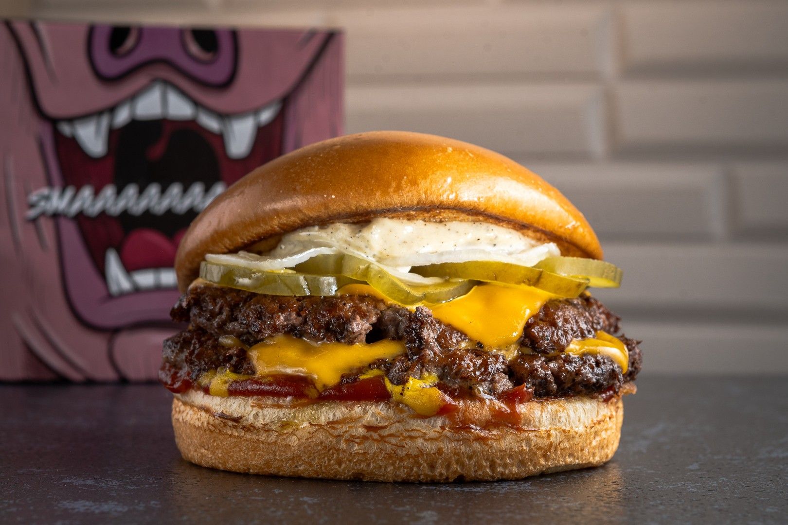Disquinho Duplo: O clássico: smash, cheddar, picles e molho.