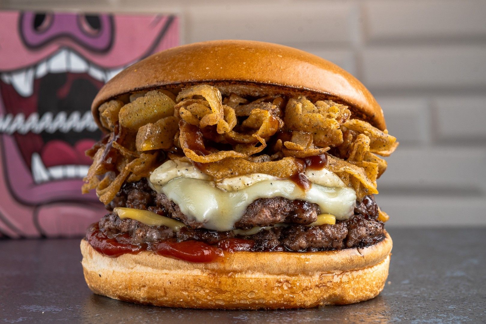 HC Crispy Duplo: Dois smashes, cebola crispy, mel e barbecue.
