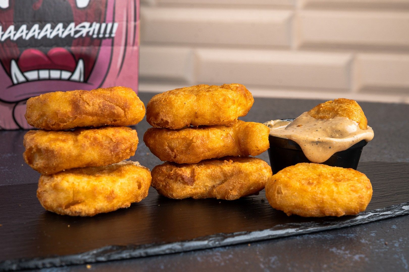 Nuggets + Molho da Casa: Crocante por fora, com molho da casa pra mergulhar.